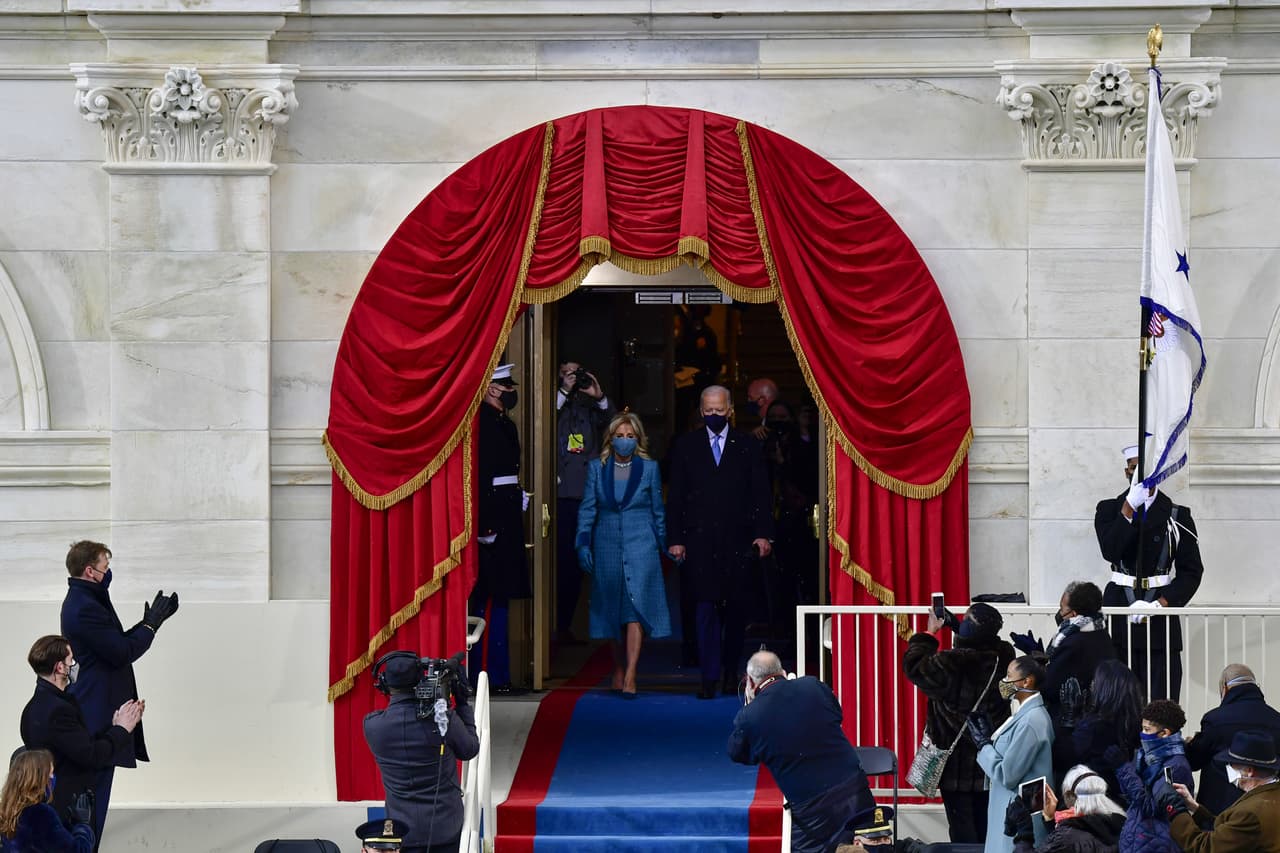 Para la toma de posesión de su esposo, la doctora Biden usó un abrigo tweed de lana azul océano, con cuello y puños de terciopelo en un tono más oscuro.