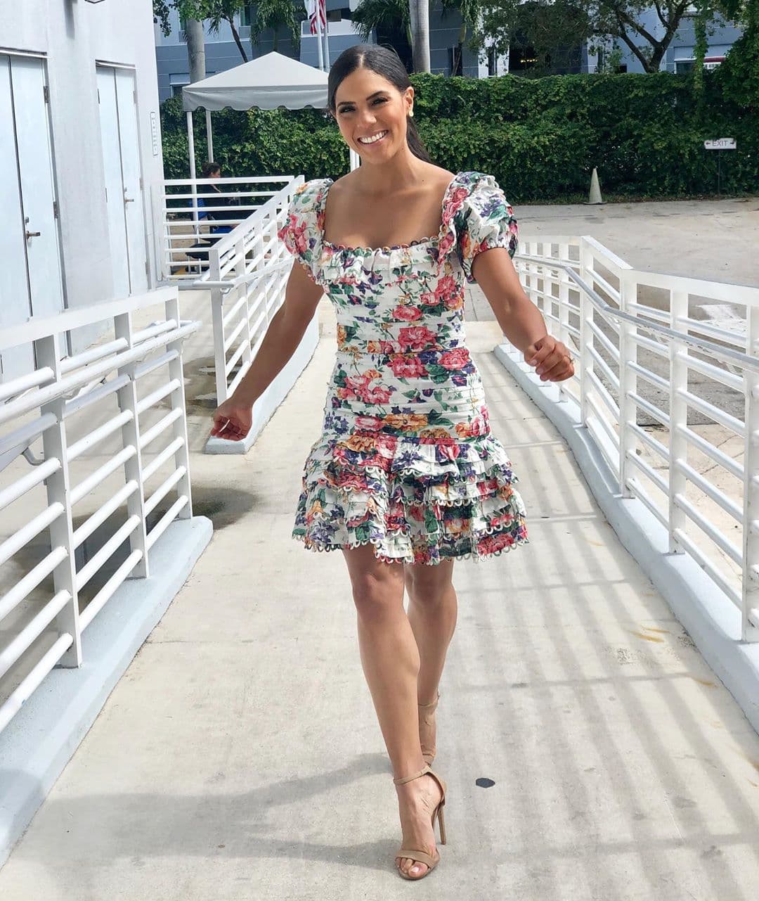 Francisca Lachapel viste un vestido fresco con detalles femeninos como las mangas abultadas y los holanes en la falda. El estilo con impresiones de flores regresa cada verano, por lo que se ha convertido en un clásico de temporada.