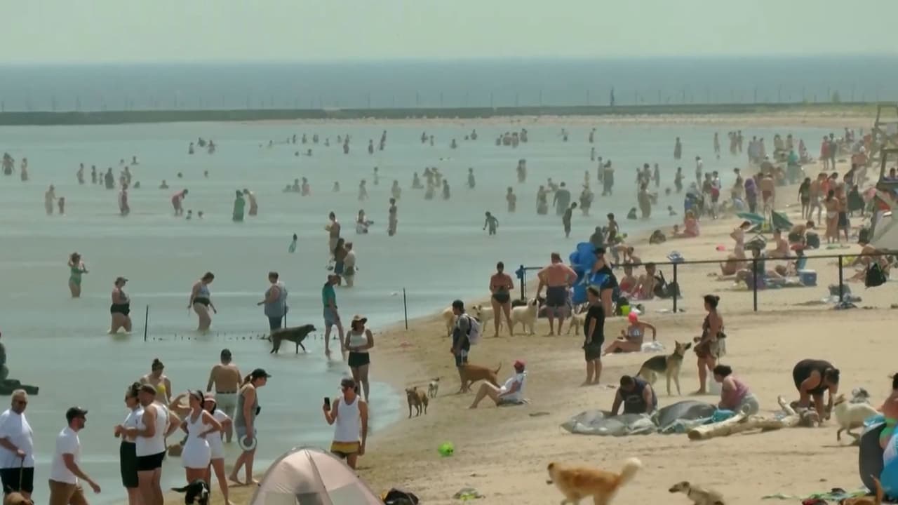 La playa Montorose este lunes 17 de junio, durante el histórico repunte de temperaturas que alcanzaron los 97 grados.