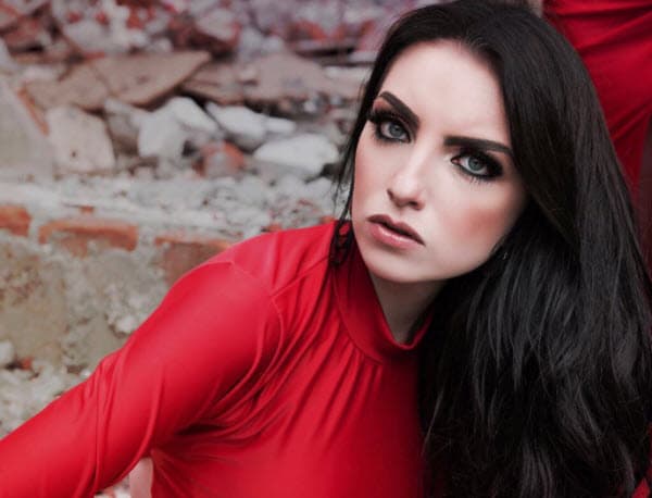 Se conocieron en el 2014 y desde el primer momento 
<b><a href="http://www.univision.com/shows/hoy/asi-fue-la-bienvenida-a-jose-eduardo-derbez-hizo-su-debut-en-la-silla-electrica-video">José Eduardo</a></b> quedó hipnotizado con su belleza: "Después ya la empecé a conocer y me encantó su forma de ser", reveló el actor para la revista 
<a href="http://peopleenespanol.com/">'People en español'</a>.