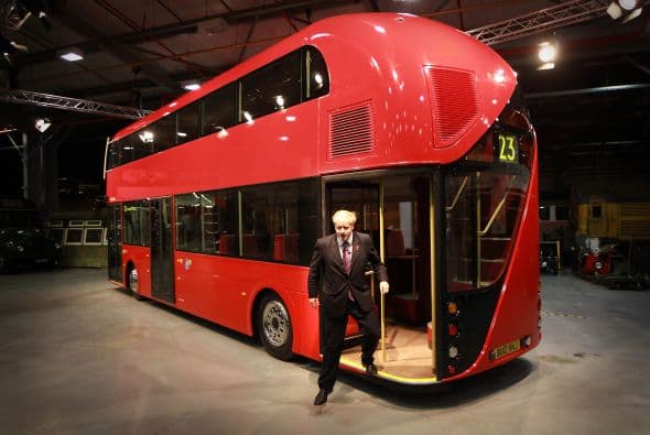El modelo más conocido sigue siendo el curvilíneo Routemaster rojo, que fue retirado en 2005 después de medio siglo de servicio.
