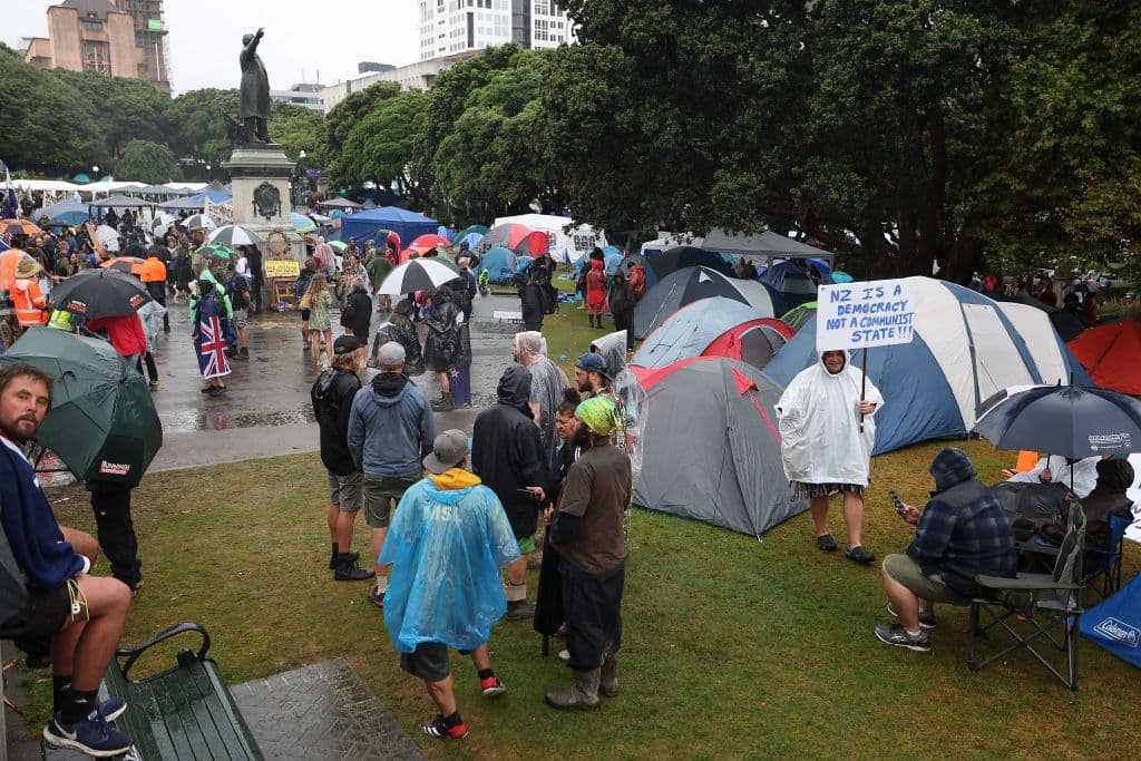 En Nueva Zelanda, activistas llevan cuatro días acampando en los jardines del Parlamento de Wellington. Las protestas derivaron en enfrentamientos con la policía, que procedió a más de 120 detenciones. El número de manifestantes ascendió a casi 1,500 el viernes, en tanto que los agentes reducían sus esfuerzos para dispersar las protestas.
<br>