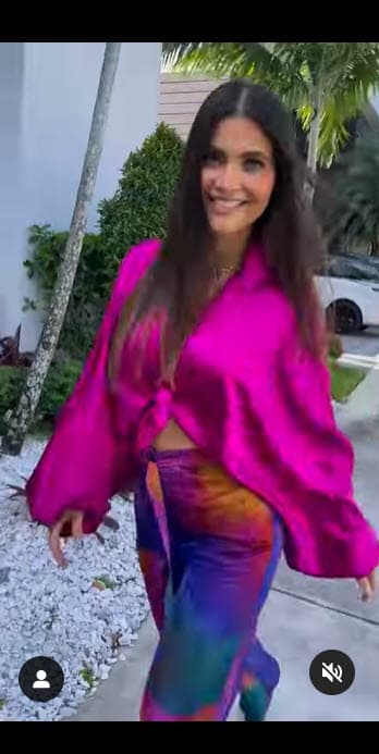 "
<b>Un lunes a todo color.</b> ¡Buena semana, familia!", escribió junto a estas imágenes en la que se le ve con un colorido atuendo.
<br>