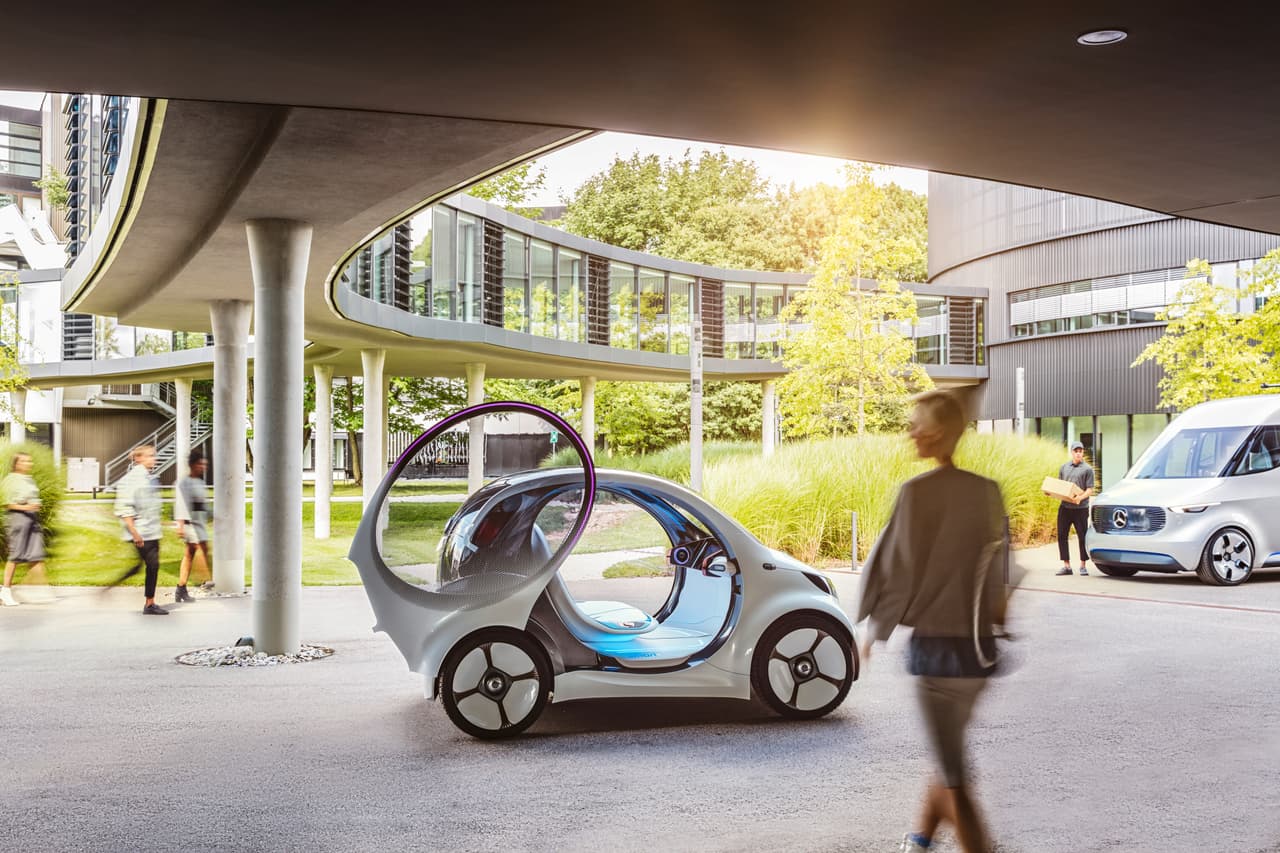 Sin embargo, el Smart Vision EQ Fortwo tiene diferencias muy notorias con las Smart Fortwo de la actualidad como las
<b>puertas que se deslizan hacia arriba sobre los arcos de la apertura para las ruedas</b> posteriores. Este diseño tiene como fin evitar golpear a transeúntes que puedan estar en las cercanías de el vehículo.