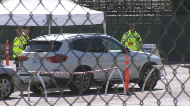 La compañía usa los criterios establecidos por el Depto. de Salud Pública de California y autoridades federales de salud. Al crear una cuenta, el usuario firma la autorización y rellena el cuestionario.