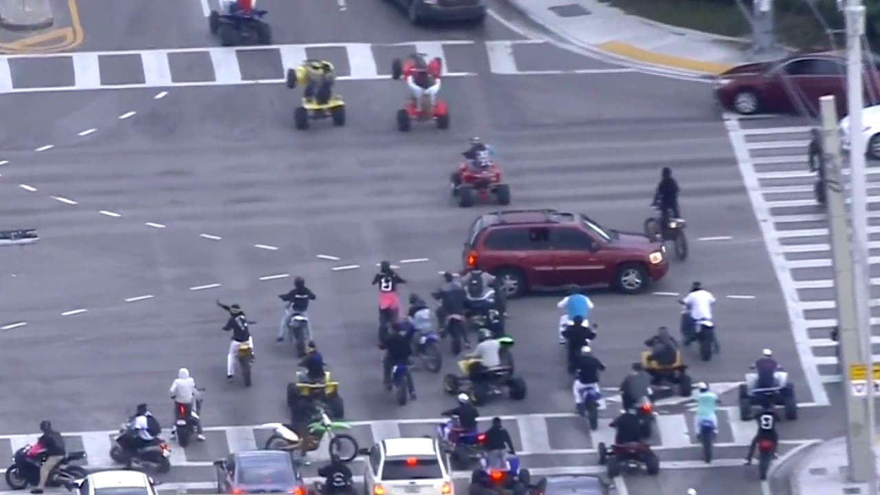 Autoridades intentan controlar grupo de motociclistas que recorre el sur de Florida el Día de Martin Luther King Jr.