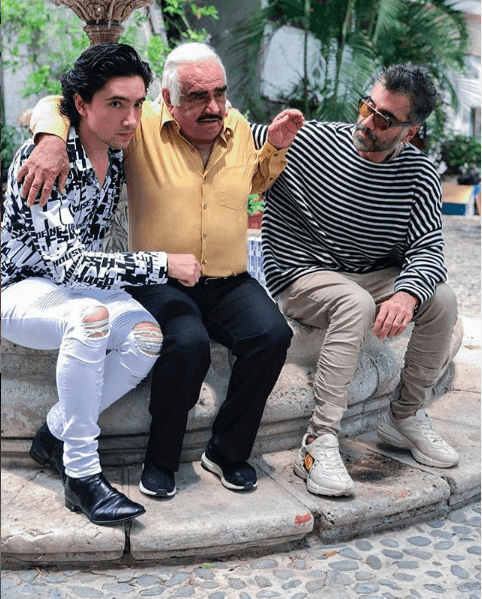 Alex Fernández (izquierda) está nominado al
<b><a href="https://www.univision.com/shows/latin-grammy/lista-completa-de-los-nominados-a-los-premios-latin-grammy-2019">Latin GRAMMY 2019 </a></b>en las categorías de Mejor álbum de música ranchera/mariachi por su disco debut 'Sigue la dinastía', y en la de Mejor canción regional mexicana por el sencillo
<b><a href="https://www.youtube.com/watch?v=8aeFzrWH1ig" target="_blank">'Te amaré'</a>. </b>