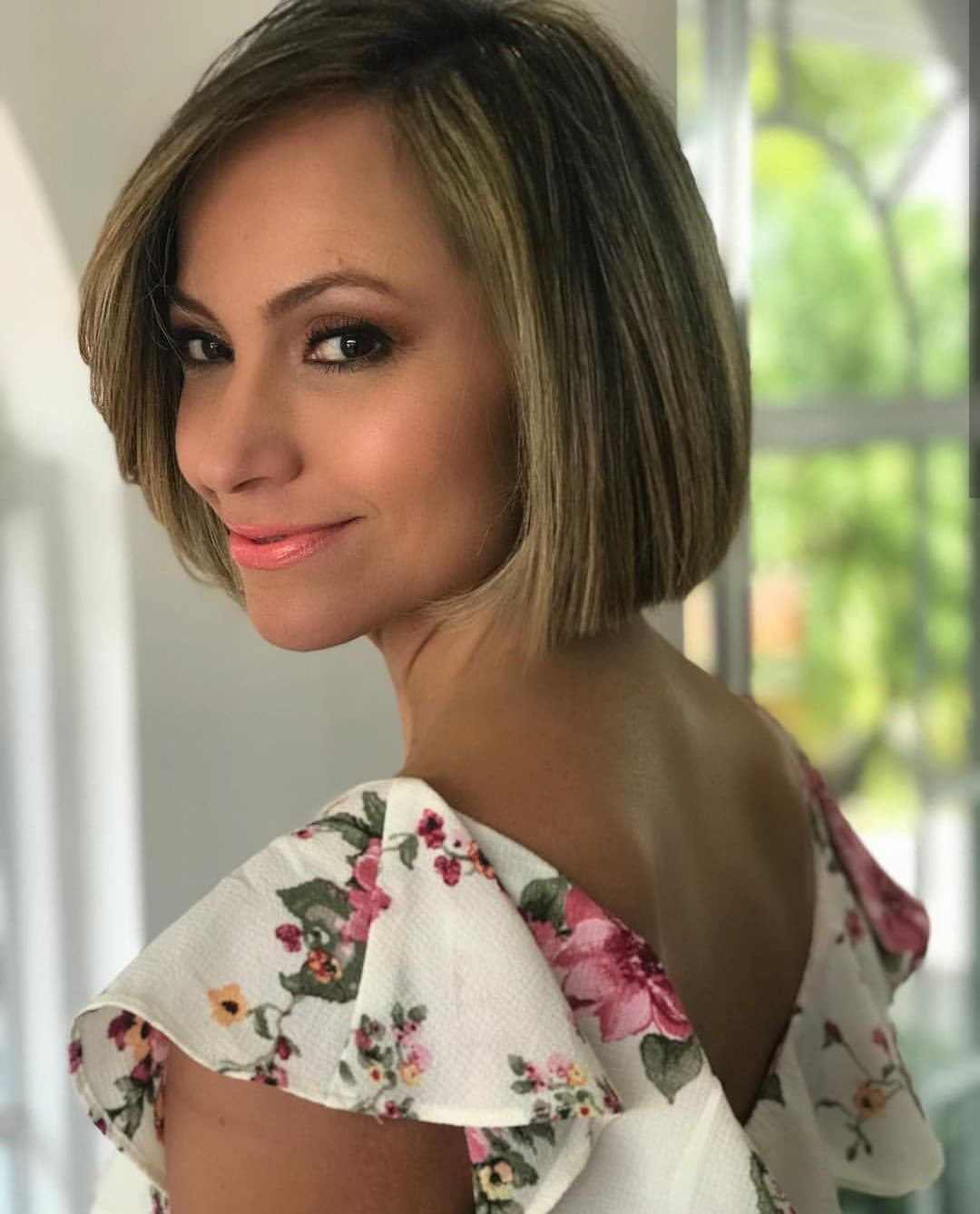 Satcha Pretto lleva el corte bob recto, el cual no solo usa por moda, ya que en una sesión de preguntas en Instagram confesó que le resulta más práctico llevarlo así ahora que es mamá.
<br>