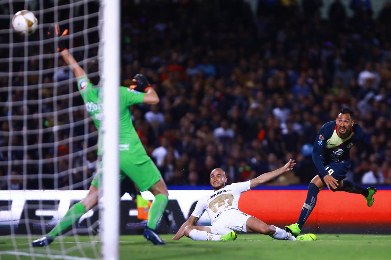 Y en la más peligrosa, después del gol de Pumas y el penalti fallado de América, fue esta de Carlos González, una joya individual que se estrelló, para su mala fortuna, en el poste.