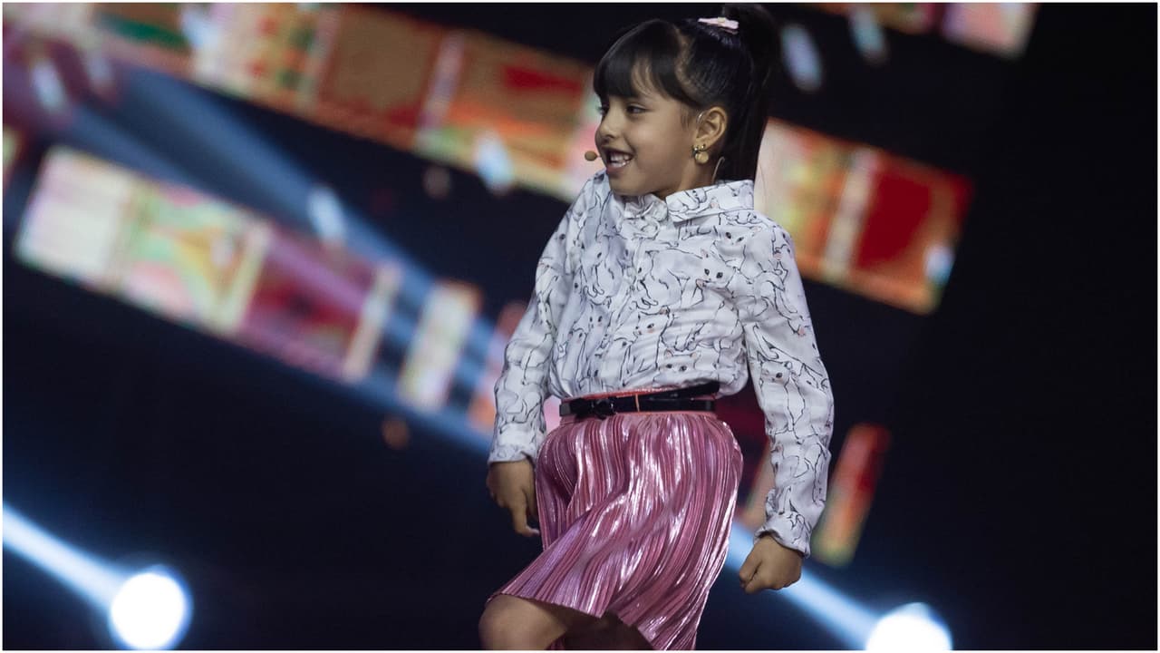 Liani en el primer episodio de Mi Famoso y Yo