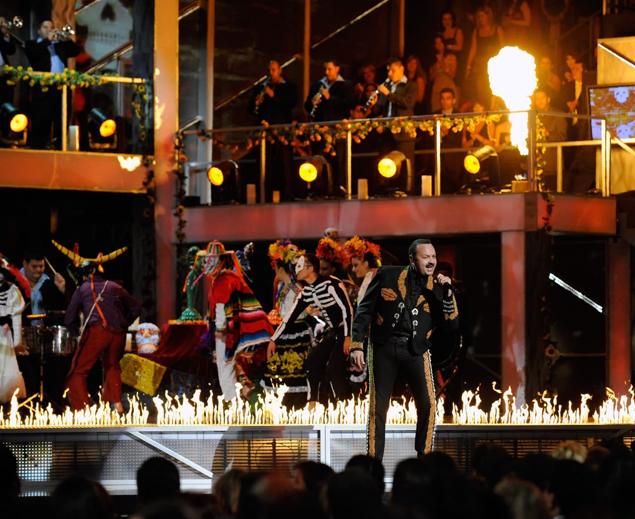 El mexicano Pepe Aguilar también fue parte del espectáculo con una impresionante escenografía.