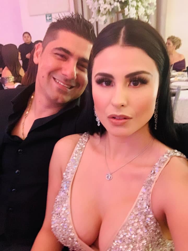 “Gracias amor mío por haberme dado tu vida entera, por tanto que me enseñaste. Gracias amor por enseñarme que esos corazones pueden seguir juntos más allá de la muerte. Te amo mi rey Armando Gómez y volveremos a reunirnos y bailaremos como en nuestra boda. Te ama tu Violencia. Hasta el cielo te mando un beso descansa en paz querido esposo”, agregó.