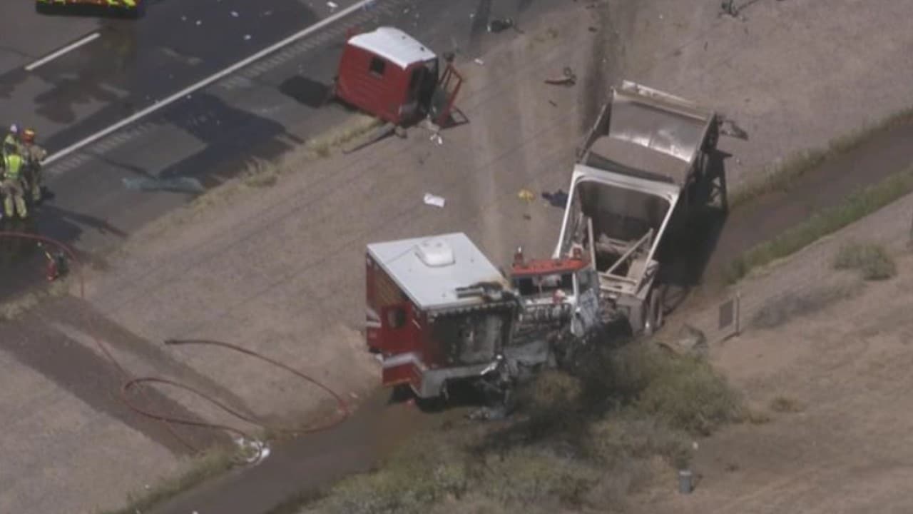 Un bombero ha muerto en aparatoso choque entre un camión y una ambulancia en Salt River