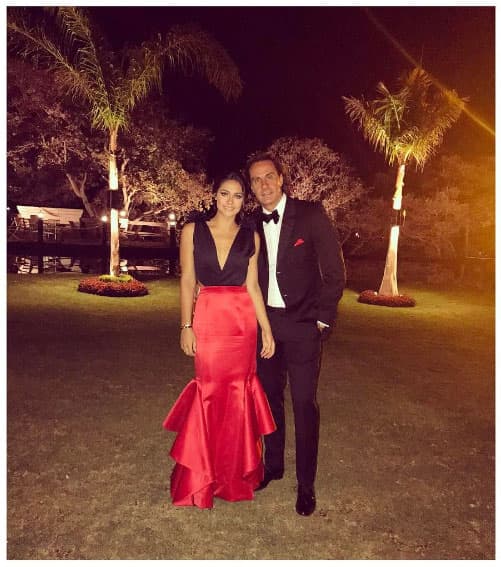 La protagonista de la telenovela 
<b><a href="http://www.univision.com/novelas/mi-adorable-maldicion/">'Mi adorable maldición'</a></b> tiene 22 años, mientras que Andrés 31.