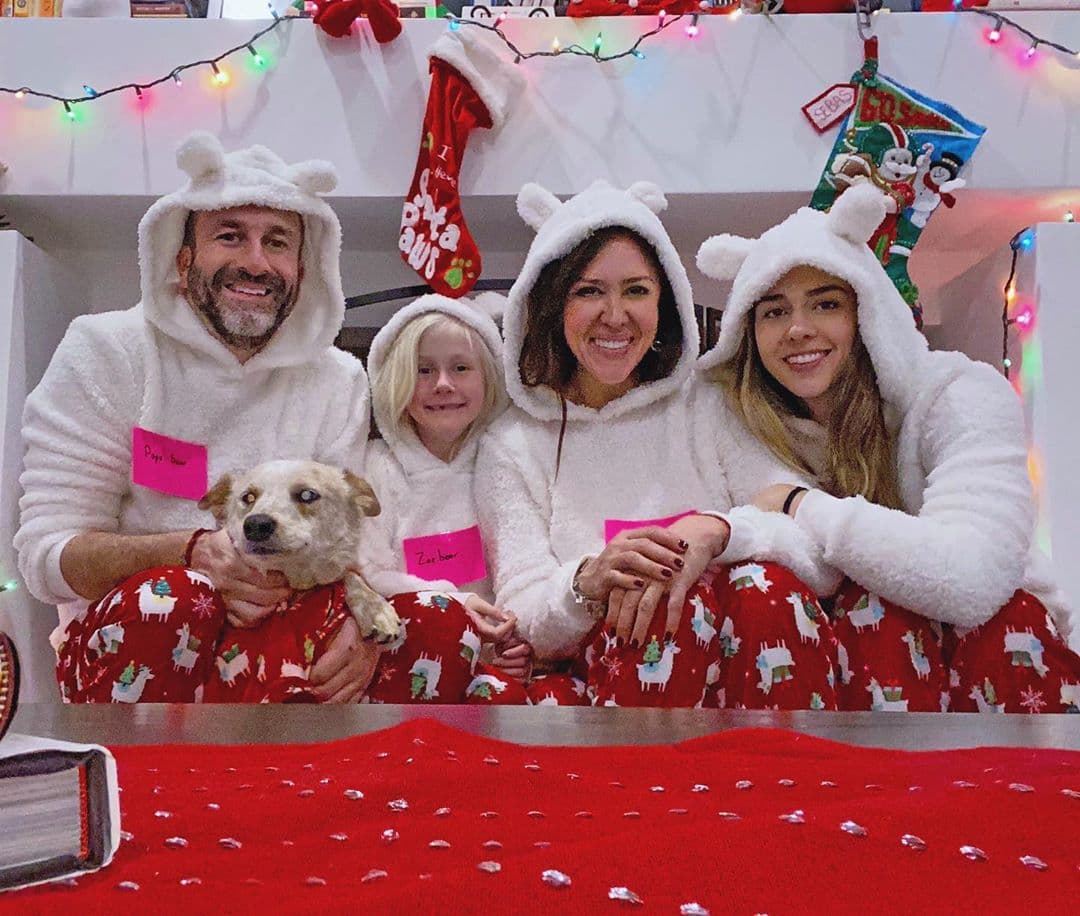 Al calor del hogar y vistiendo pijamas, compartieron felices momentos y se entregaron los regalos navideños.