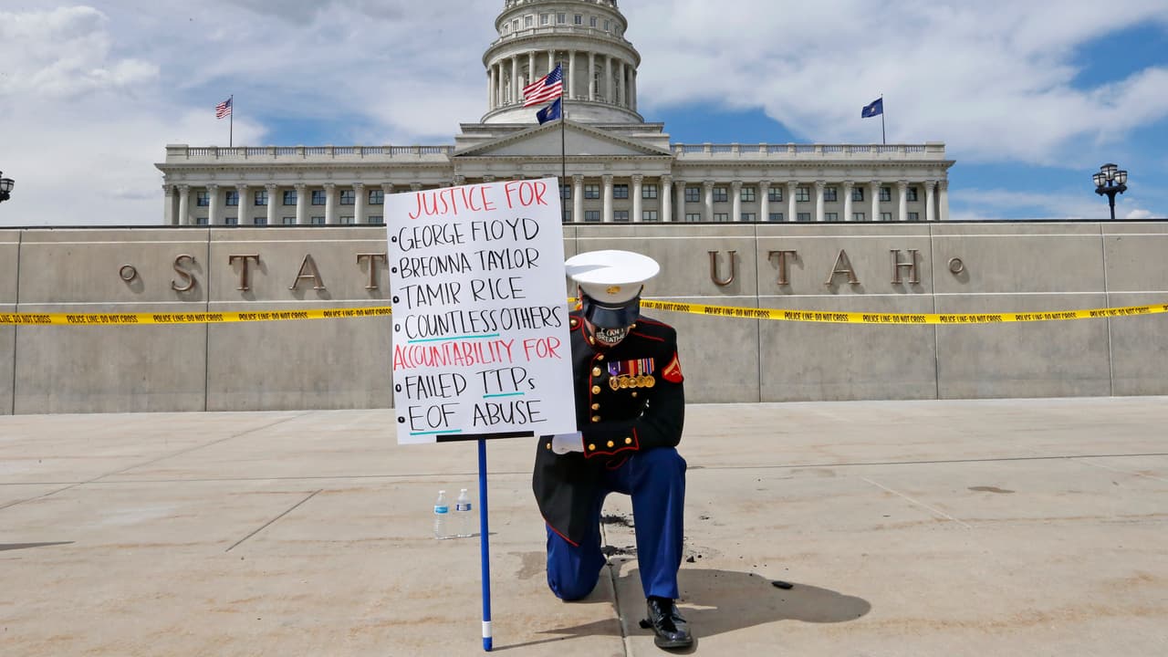 Winn portaba un cartel que decía: “Justicia para George Floyd, Breonna Taylor, Tamir Rice, Innumerables otros. Responsabilidad por TTP fallidos, E de abuso".