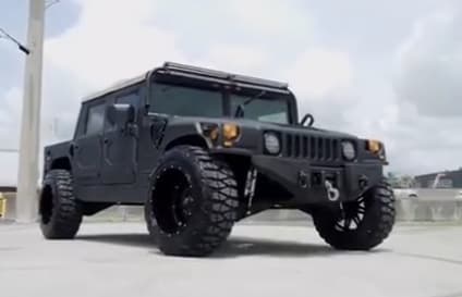 El cantante puertorriqueño
<b>Farruko, </b>adquirió este imponente
<b>Hummer H1. </b>El mismo se lo encomendó a una compañía para que le haga algunos trabajos estéticos, y aquí vemos el resultado.