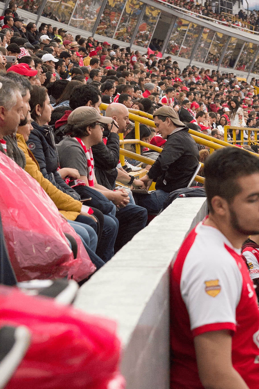 La rivalidad futbolística desaparece por completo cuando este par de amigos se junta a ver fútbol.