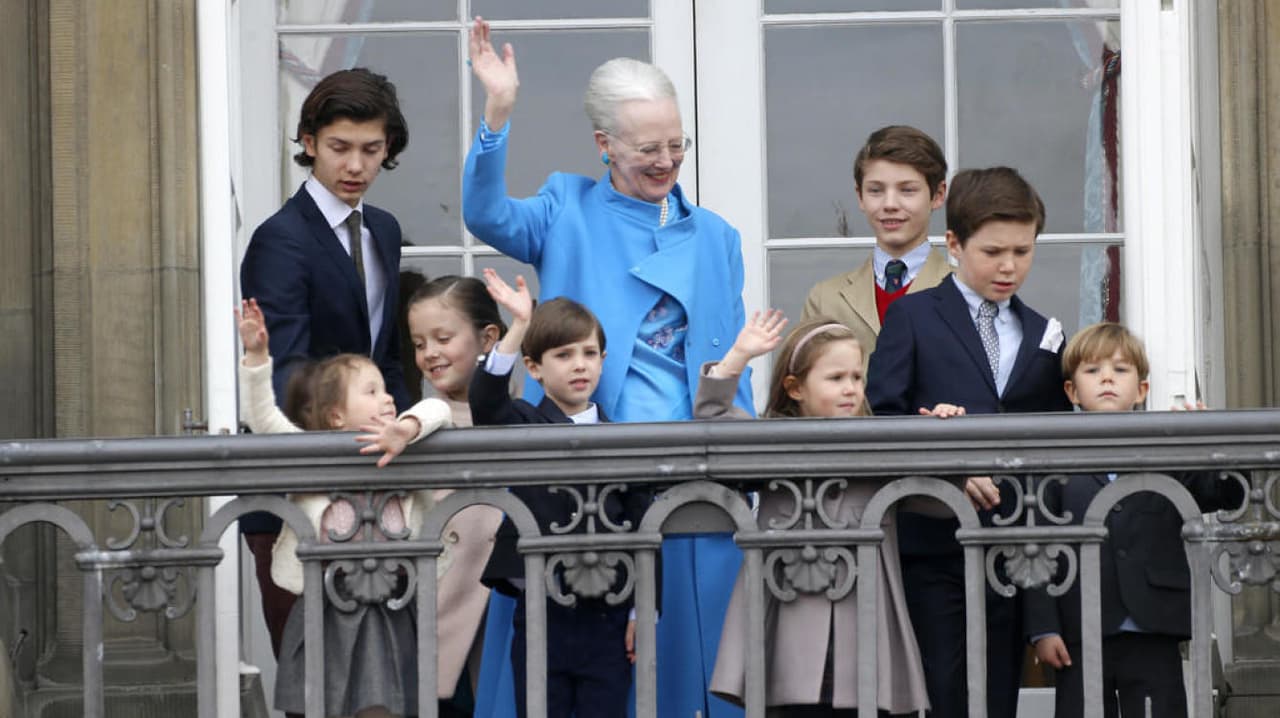 La reina Margarita de Dinamarca no solo es cabeza de estado, siempre que puede, está cerca de sus ocho nietos con los que convive casi diario.