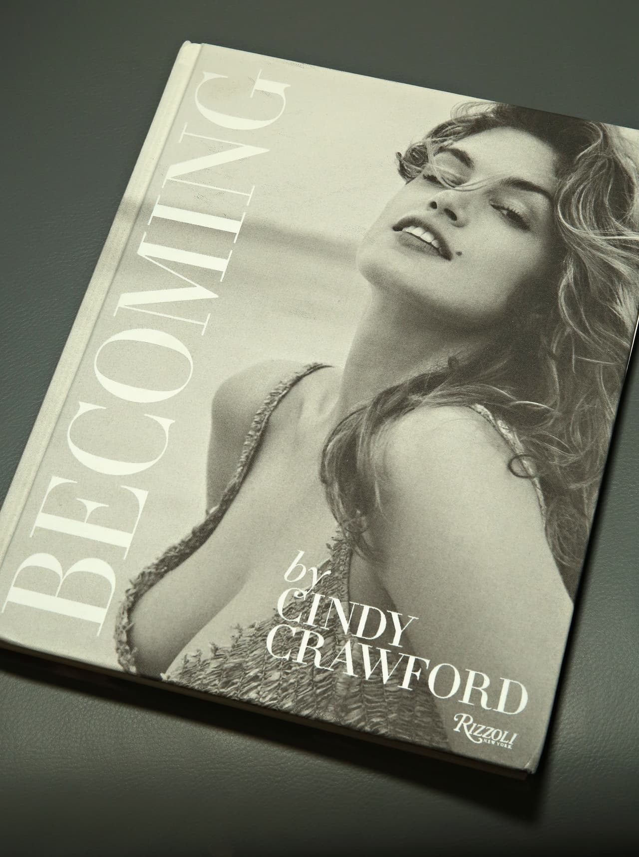 Escribe tus memorias: Para celebrar sus 50 años -que cumplió este fin de semana-, la modelo publicó su primer libro titulado Becoming, en donde recogió las anécdotas más importantes de su vida. A través de sus 250 páginas el libro rememora eventos importantes como esa primera pasarela en 1991 de Versace, en donde por primera vez, Cindy, Naomi, Claudia y Linda caminaron juntas en una pasarela al son de la canción "Freedom", de George Michael.