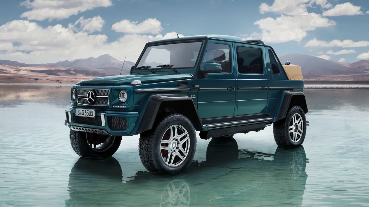 Maybach, la submarca de ultra lujo de Mercedes-Benz presentó la primera camioneta todoterreno de su historia: la 
<b>Mercedes-Maybach G650 Landaulet</b>. La G650 Landualet no sólo es la SUV más lujosa jamás construida sino también una de las más poderosa y definitivamente la más avanzada tecnológicamente a pesar de estar basada en un diseño original que data de 1979.
<br>