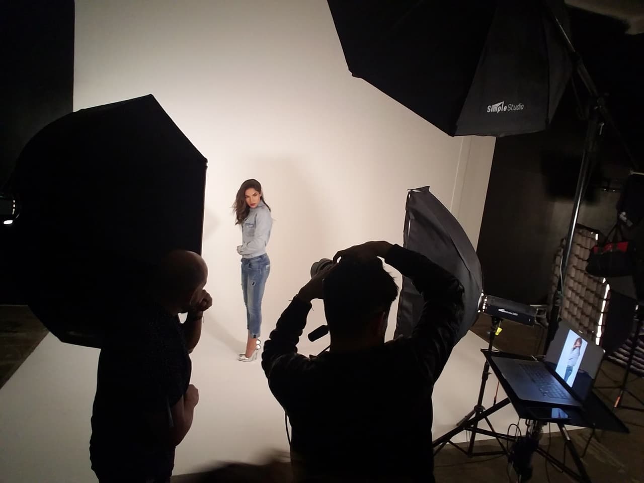 <b><a href="http://www.univision.com/shows/la-reina-de-la-cancion/las-mejores-fotos-de-los-looks-de-alejandra-espinoza-en-la-reina-de-la-cancion-fotos" target="_blank">Alejandra </a></b>llegó con 
<b><a href="http://www.univision.com/shows/la-reina-de-la-cancion/lo-sentimos-alejandra-matteo-y-su-papi-son-dos-gotas-de-agua-fotos" target="_blank">Matteo</a></b> a su primera sesión de fotos desde que vive en Los Ángeles y busca abrirse camino en la actuación. Desde lo natural hasta lo glamoroso, Alejandra jugó con varios estilos para abarcar todo tipo de personajes y llamar la atención de los productores. 
<b><a href="http://www.univision.com/shows/la-reina-de-la-cancion/capitulo-4-alejandra-la-de-tijuana-en-la-los-americanos-la-prefieren-al-natural-para-ellos-mas-es-menos-video" target="_blank">MIRA EL VIDEO</a></b>.