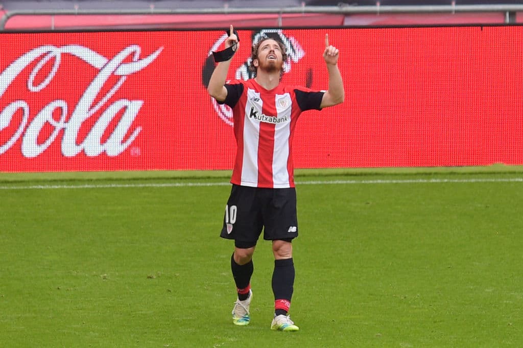 Con las manos al cielo, a lo Lionel Messi, Iker Muniain festeje el gol con el que abre el amrcador.
