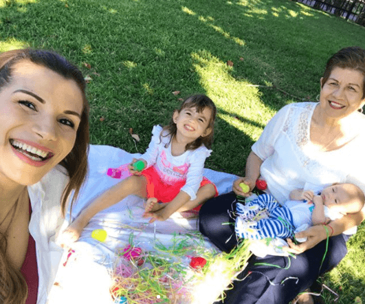 Cristy está más feliz que nunca, gozando de sus retoños junto a su mamá.