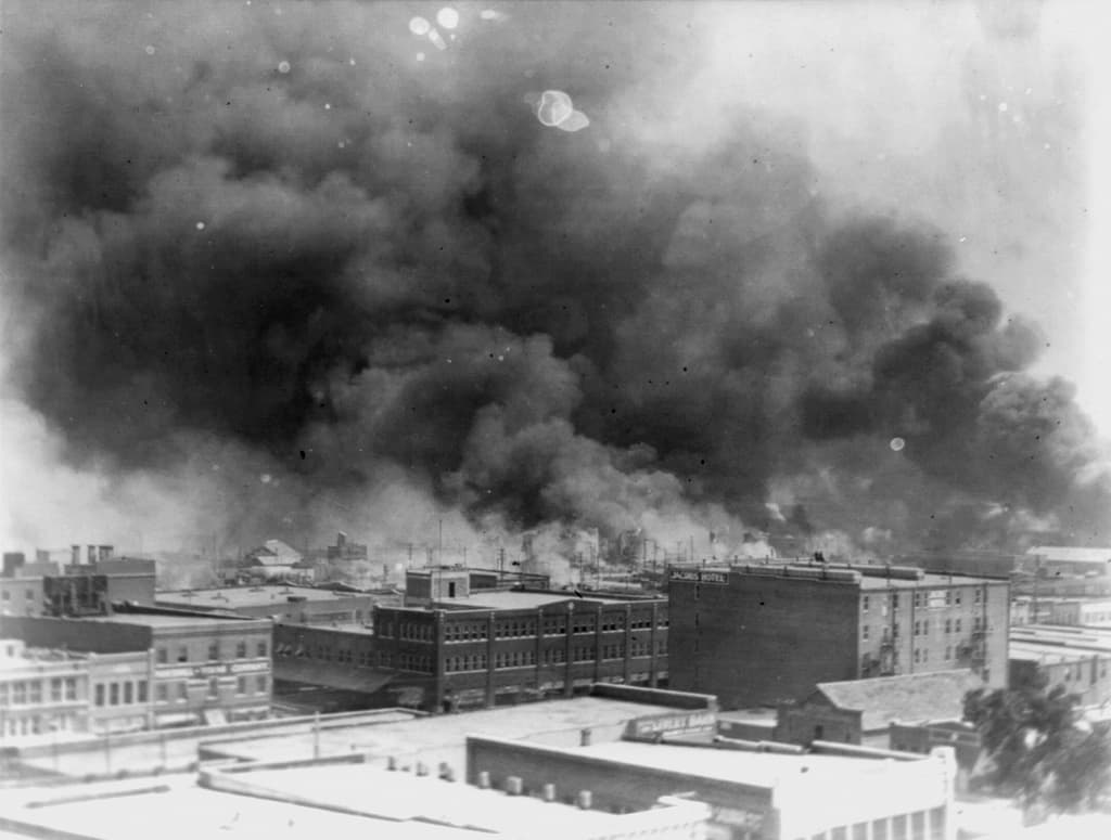 Esta imagen de 1921, facilitada por la Biblioteca del Congreso, muestra enormes columnas de humo que se elevan sobre Tulsa, Oklahoma, durante el ataque y masacre que cometió una turba blanca contra población negra.