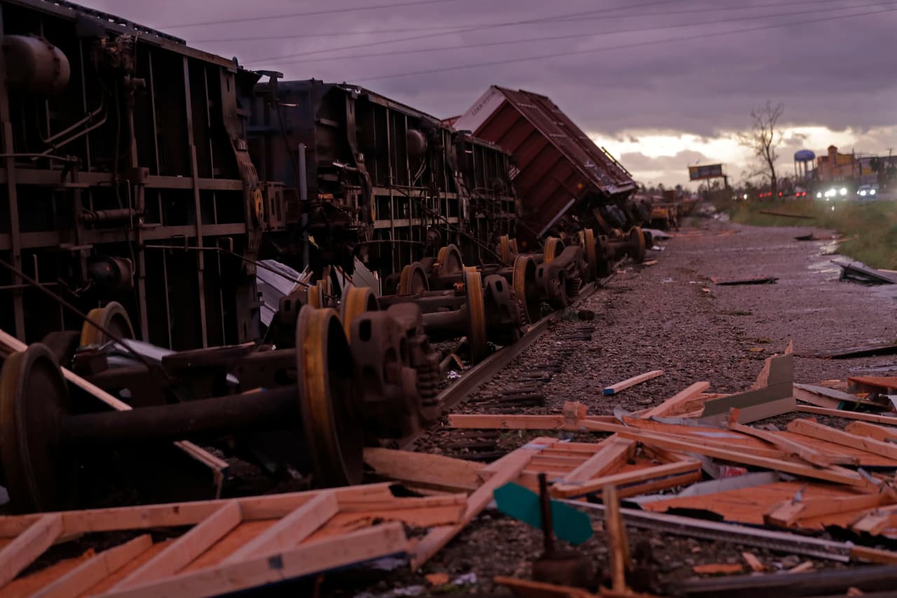 En esa ciudad los vientos derribaron varios vagones de tren a un lado de la vía.