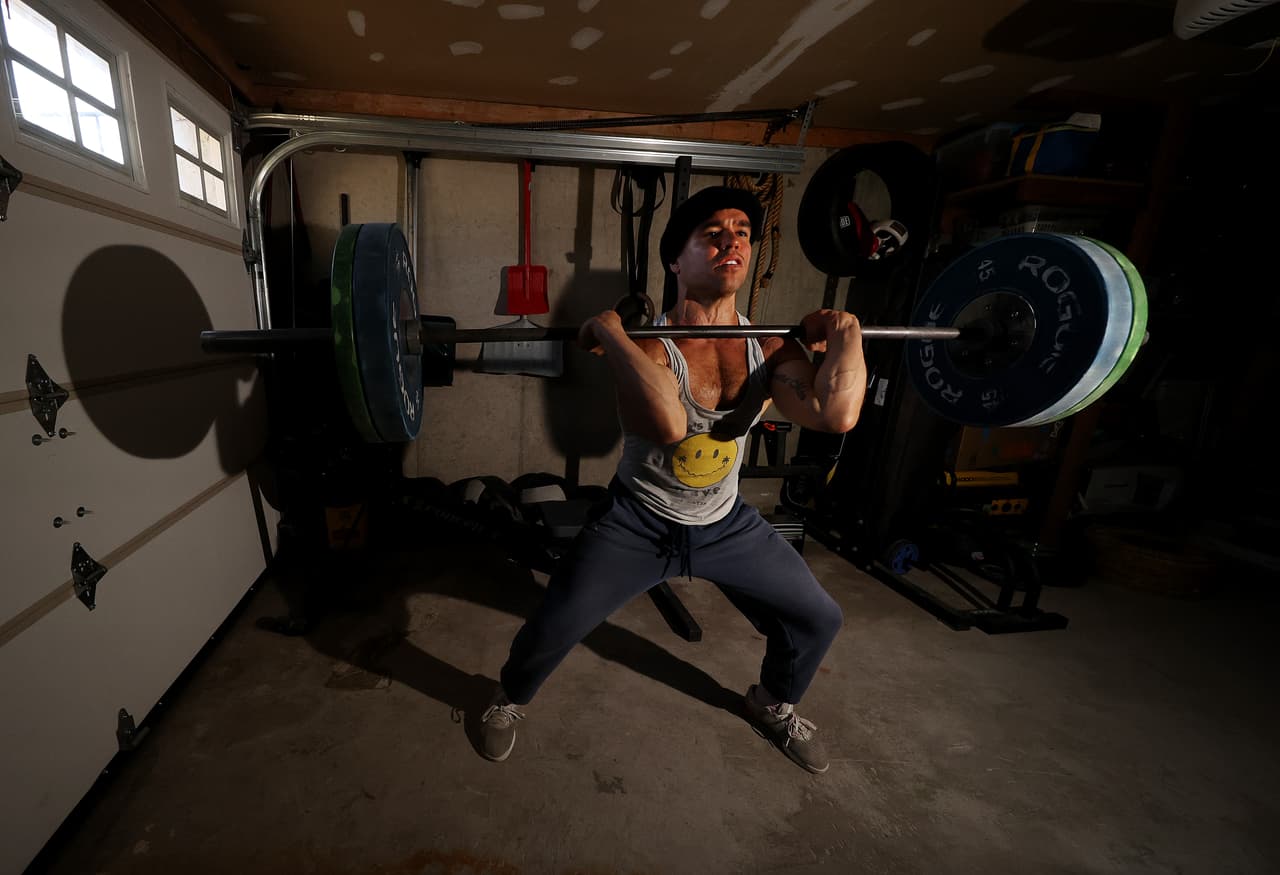 Dennis Guerrero entrena en el garaje de su casa el 13 de mayo en Long Beach, Nueva York. Guerrero es un boxeador aficionado y ha competido en el torneo New York City Golden Gloves. También posee un gimnasio de CrossFit llamado CrossFit Jetty en Oceanside, Nueva York.