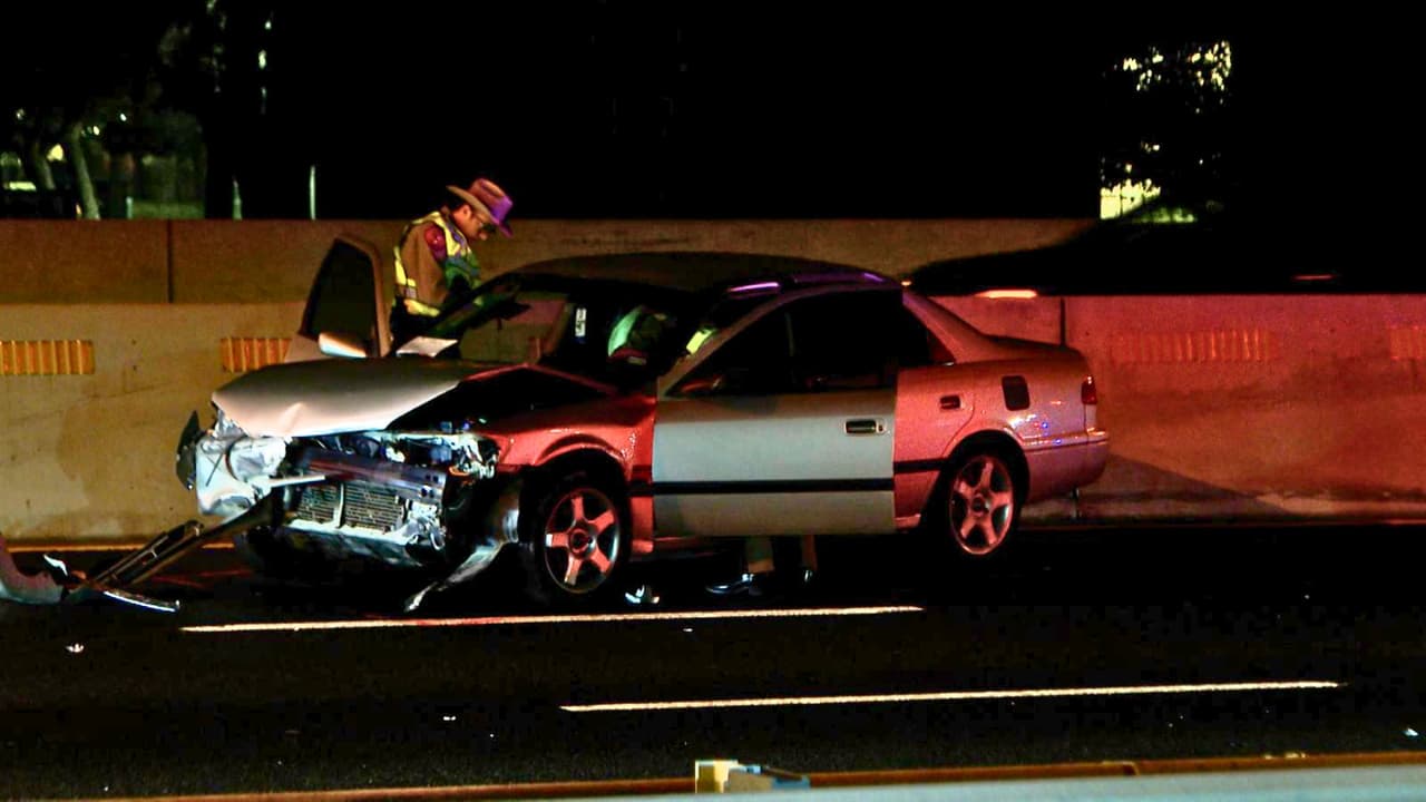 <b>El trooper fue trasladado de inmediato al <a href="https://www.texashealth.org/Locations/texas-health-plano" target="_blank">hospital Plano Presbyterian</a>, donde permanece en estado crítico</b>. Mientras tanto, los carriles hacia el norte de la autopista continúan cerrados la mañana de este lunes desde Keller Springs Road a medida que las autoridades llevan a cabo
<b>una investigación detallada de los hechos.</b>