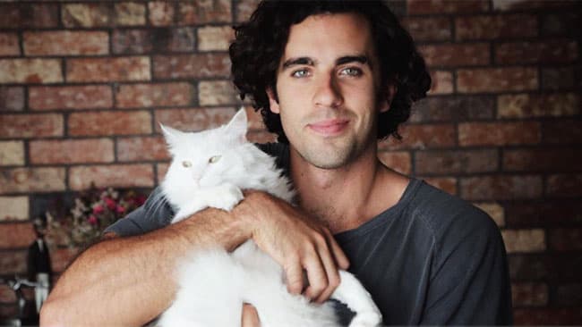 Para su personaje en la serie 'Sin rastro de ti' debía lucir mucho menor, por lo que se deshizo de la barba.