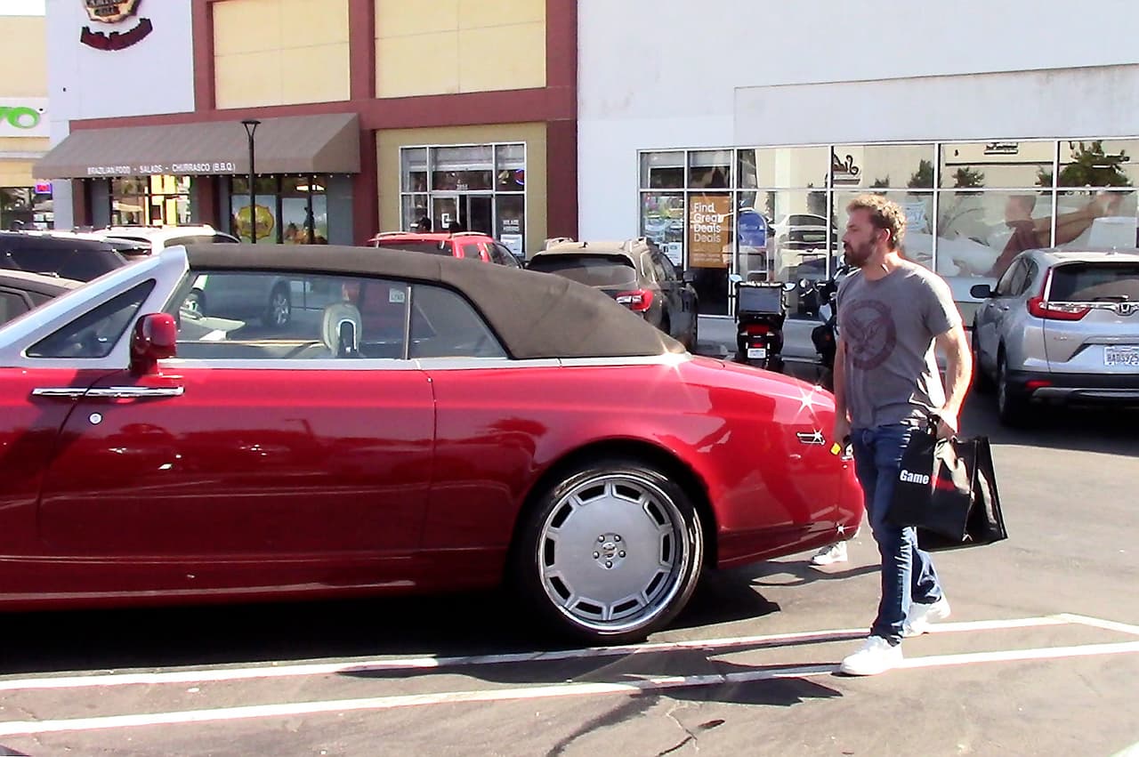 Al juzgar por las imágenes, Affleck, quien actualmente está 
<a href="https://www.univision.com/famosos/ben-affleck-pelirrojo-look-jlo-nueva-pelicula-fotos">filmando la película para Amazon</a>, no pudo abrir la cajuela del Rolls Royce Dawn y guardó las bolsas de sus compras en la parte delantera.
<br>