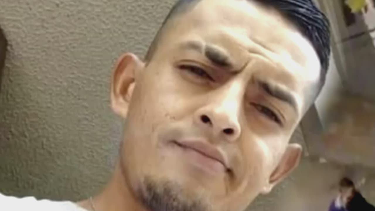 <b>Un hombre mata a su primo a machetazos tras enterarse que era el beneficiario de una herencia</b>
<br>
<br>Testigos grabaron el momento cuando Tomás, de 35 años, atacó a machetazos a su primo Daniel Contreras, quien vivía en las calles de Bogotá, Colombia. De acuerdo con la comunidad, el ataque se dio después de que el presunto agresor se enteró de que su familiar era el heredero de la casa que pertenecía a su abuelo. Aunque las autoridades trataron de ayudar a la víctima, la gravedad de las lesiones le ocasionaron la muerte.