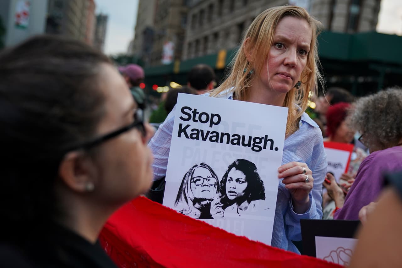Las manifestantes arroparon a las mujeres que han denunciado los supuestos abusos sexuales cometidos por Kavanaugh en sus años de universitario.
