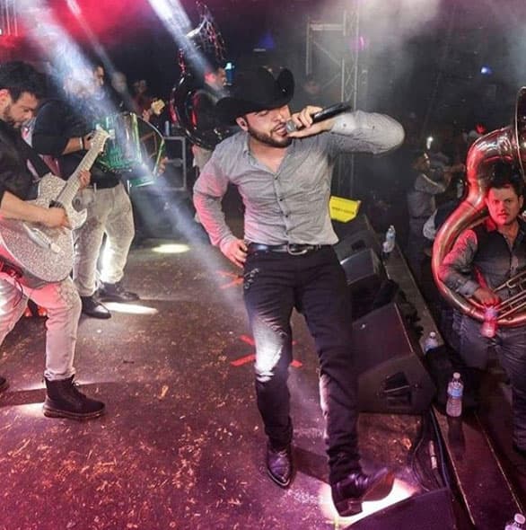 Ortiz también comparte varias fotos encima del escenario, durante sus presentaciones.