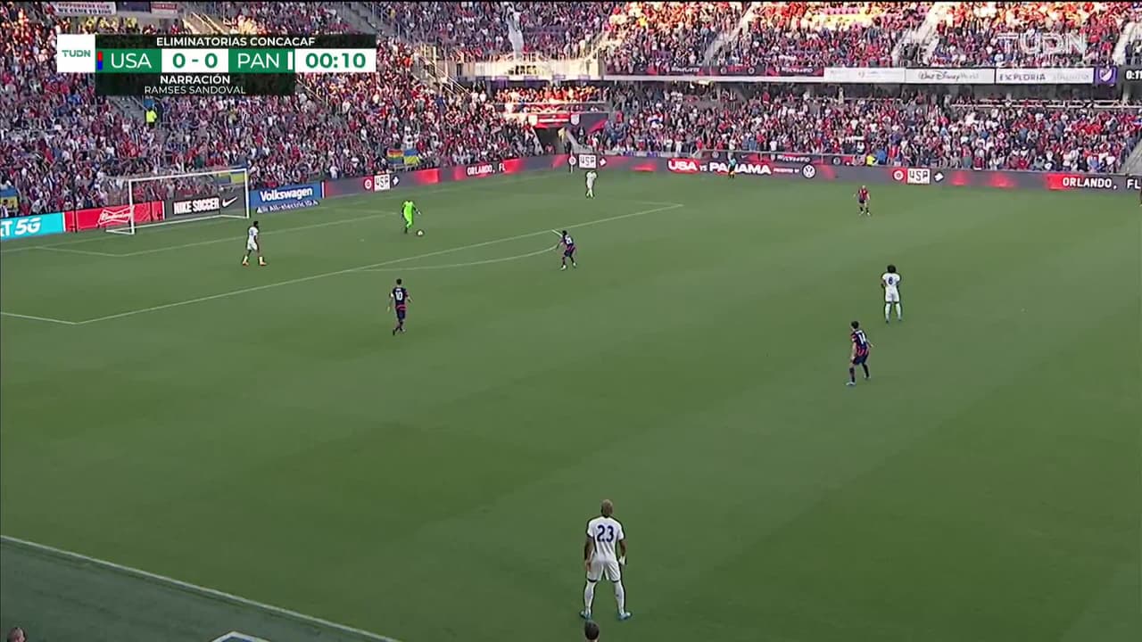 Arranca el partido y la pelota está en juego.