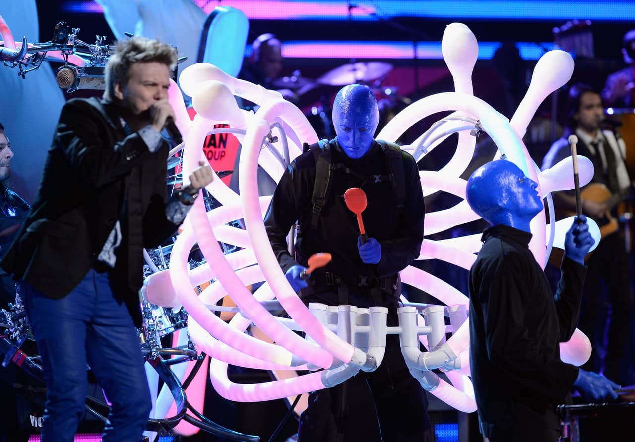 El brasileño Michel Teló subió al escenario de Latin GRAMMY por primera vez y puso a bailar a Blue Man Group con su éxito 'Ai Se eu te pego'.