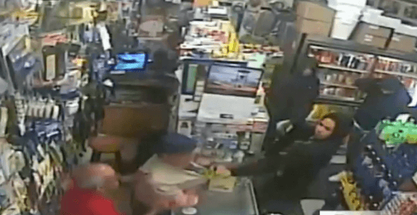 Jóvenes hispanos que asaltaron bodega en Paterson dejan como evidencia su ignorancia