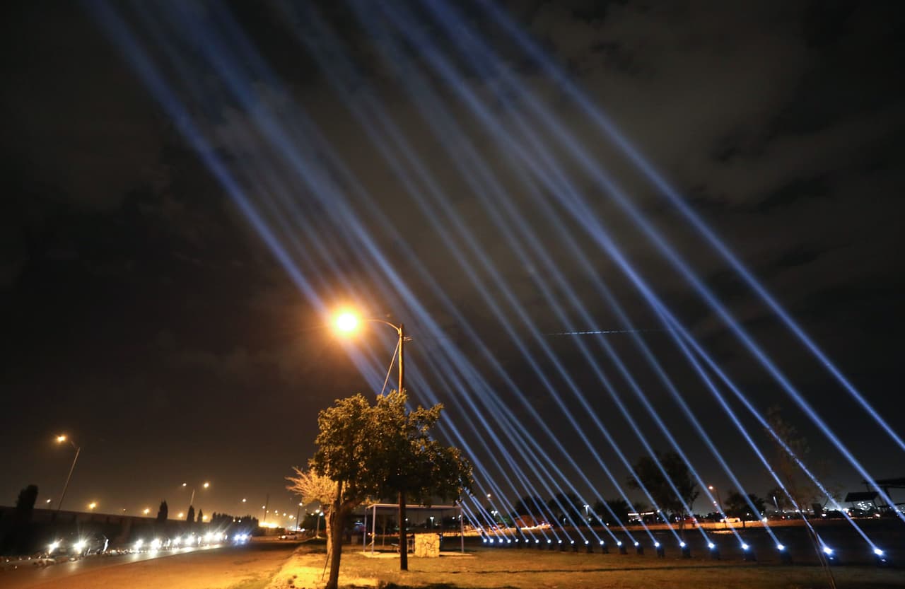 El cielo de El Paso se iluminó con 23 luces en recuerdo de las 23 personas asesinadas en el atentado ocurrido en el Walmart de Cielo Vista Mall en El Paso, Texas, a un año del ataque.