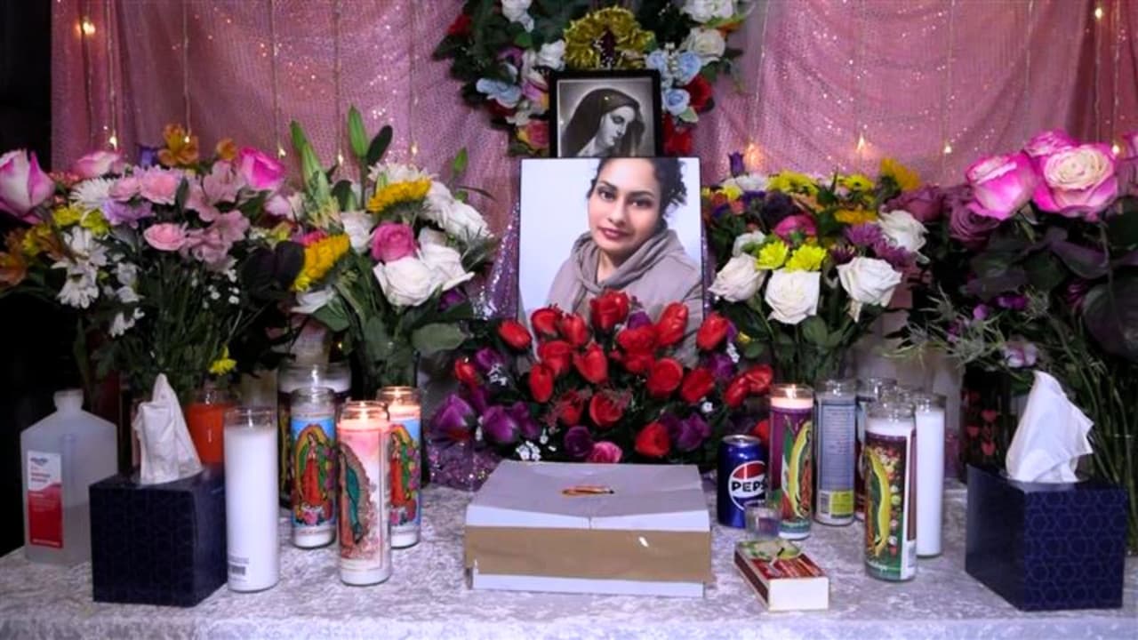 Rosa Peralta mantiene viva la memoria de su hermana Elvira en un pequeño altar familiar, rodeado de velas, flores y fotografías, mientras sus seres queridos intentan enfrentar su ausencia.