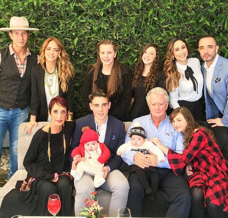 Primos, sobrinos, aquí parte de la familia de Andrea Legarreta.