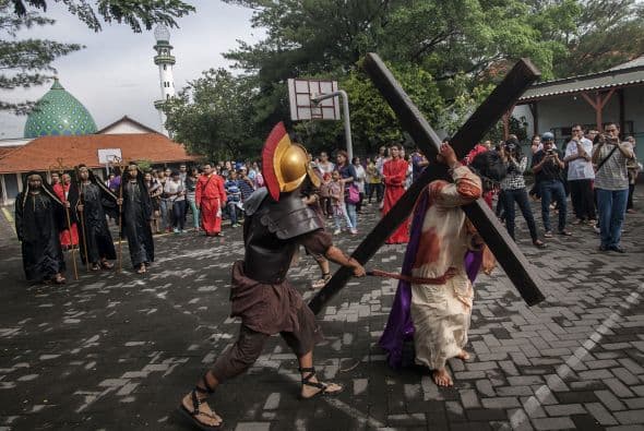Minorías de indonesios católicos realizan la representación de la crucifixión de Jesús, en un país mayoritariamente islámico.