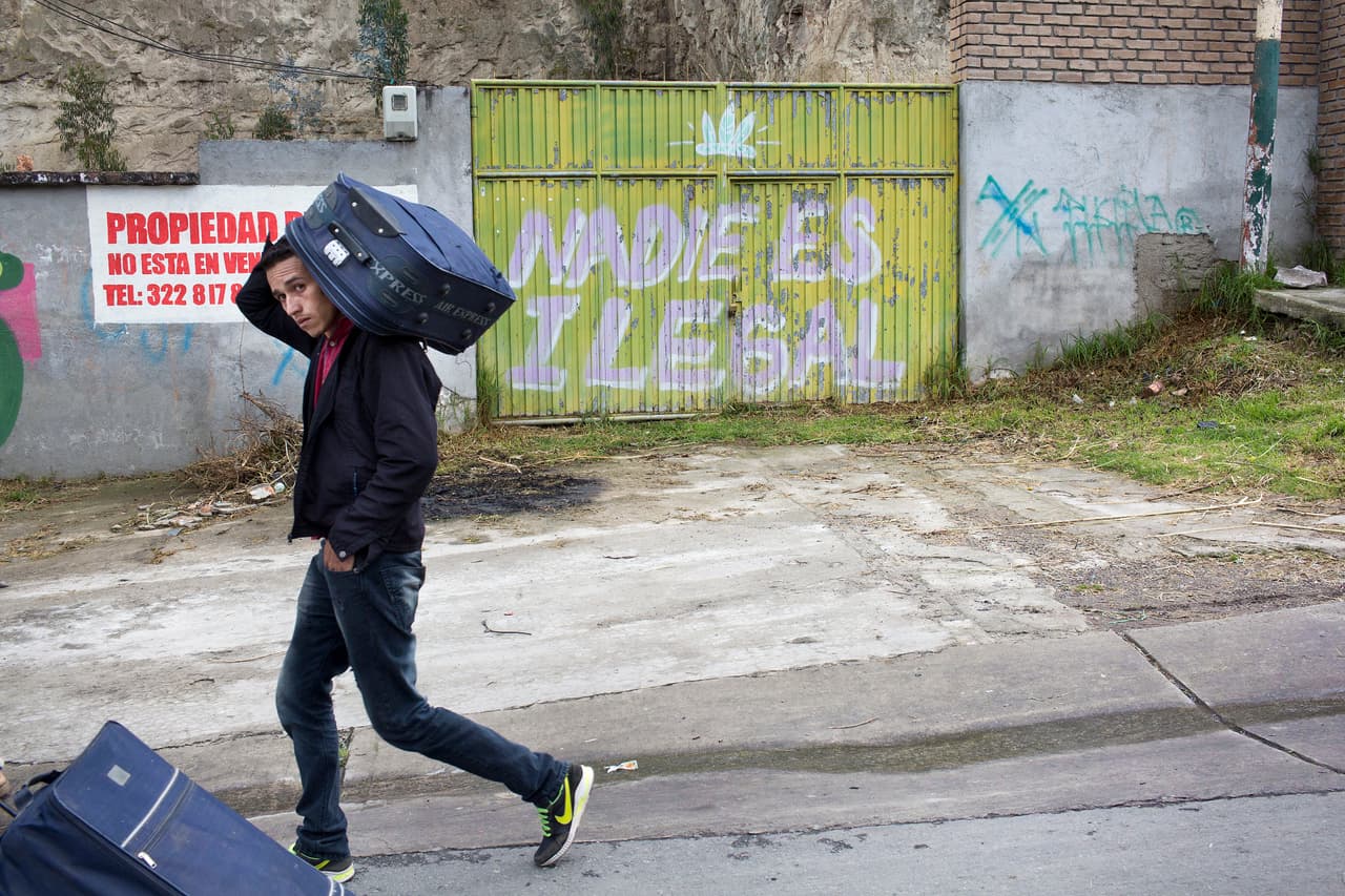 Un grafitti en el camino de los migrantes venezolanos recuerda que "Nadie es ilegal". Las sociedades de paso de estos caminantes se han dividido entre los que ayudan dando comida ropa y aliento y los que han visto en esta migración una excusa para expresar su miedo y su xenofobia.