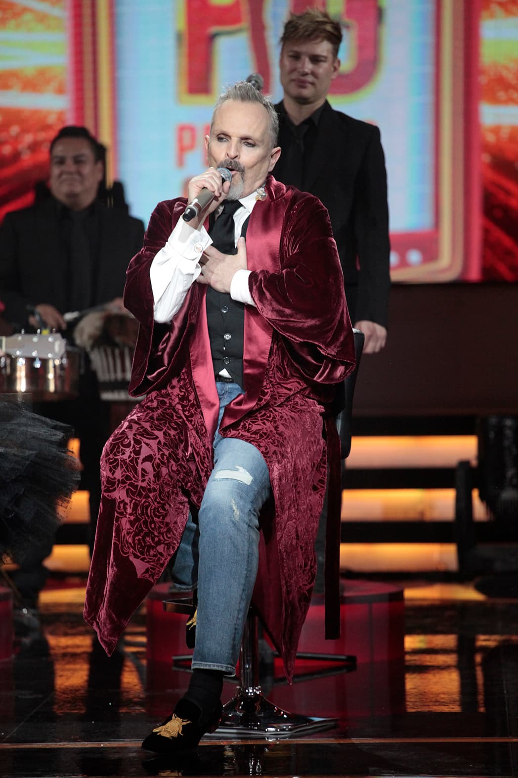 Pero el cantante no lo haría solo. Pidió que una de las cantantes lo acompañara a dueto.