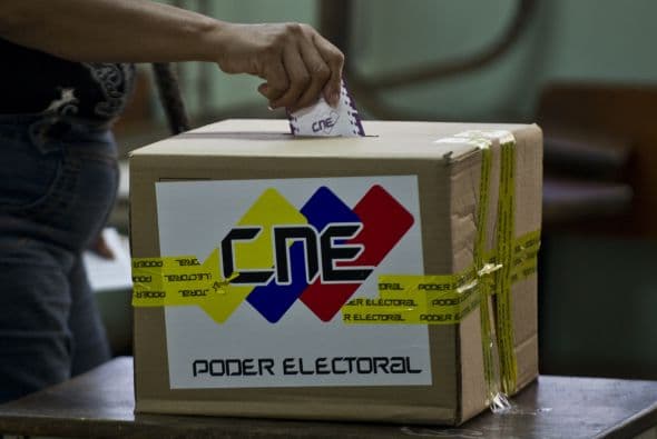 Los colegios electorales abrieron el domingo sus puertas en Venezuela en el inicio de unos comicios presidenciales en los que casi 19 millones de venezolanos están llamados a las urnas para elegir al sucesor del fallecido mandatario Hugo Chávez.