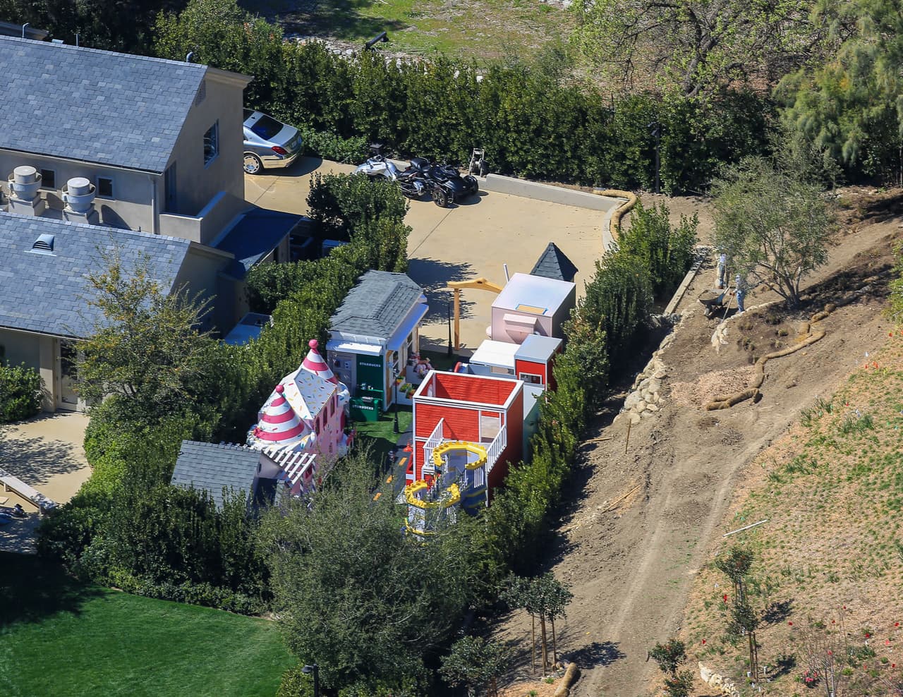 La mini ciudad tiene sus farolas y, por el momento, una calle principal.