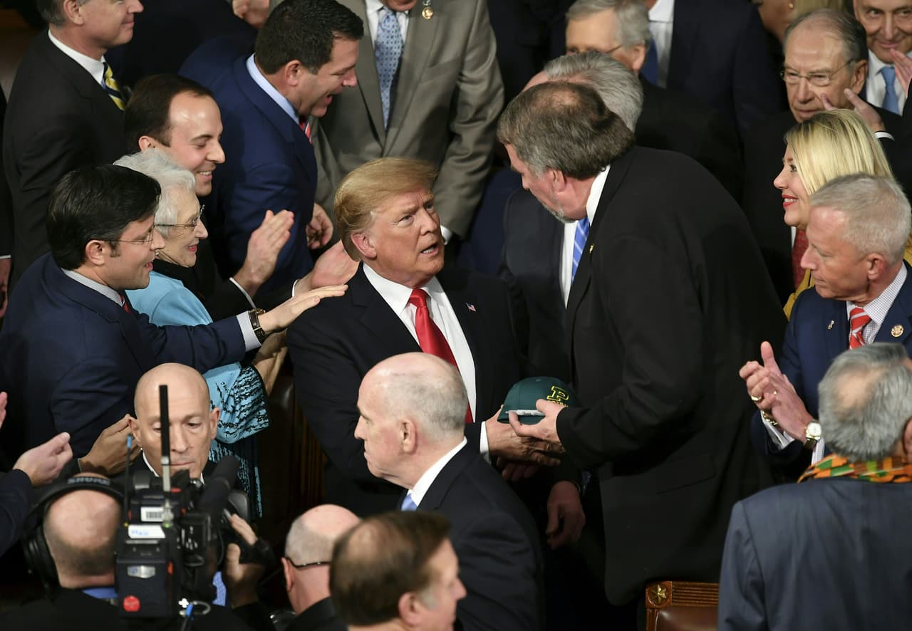 Los senadores y representantes saludaron al presidente Trump a su entrada.