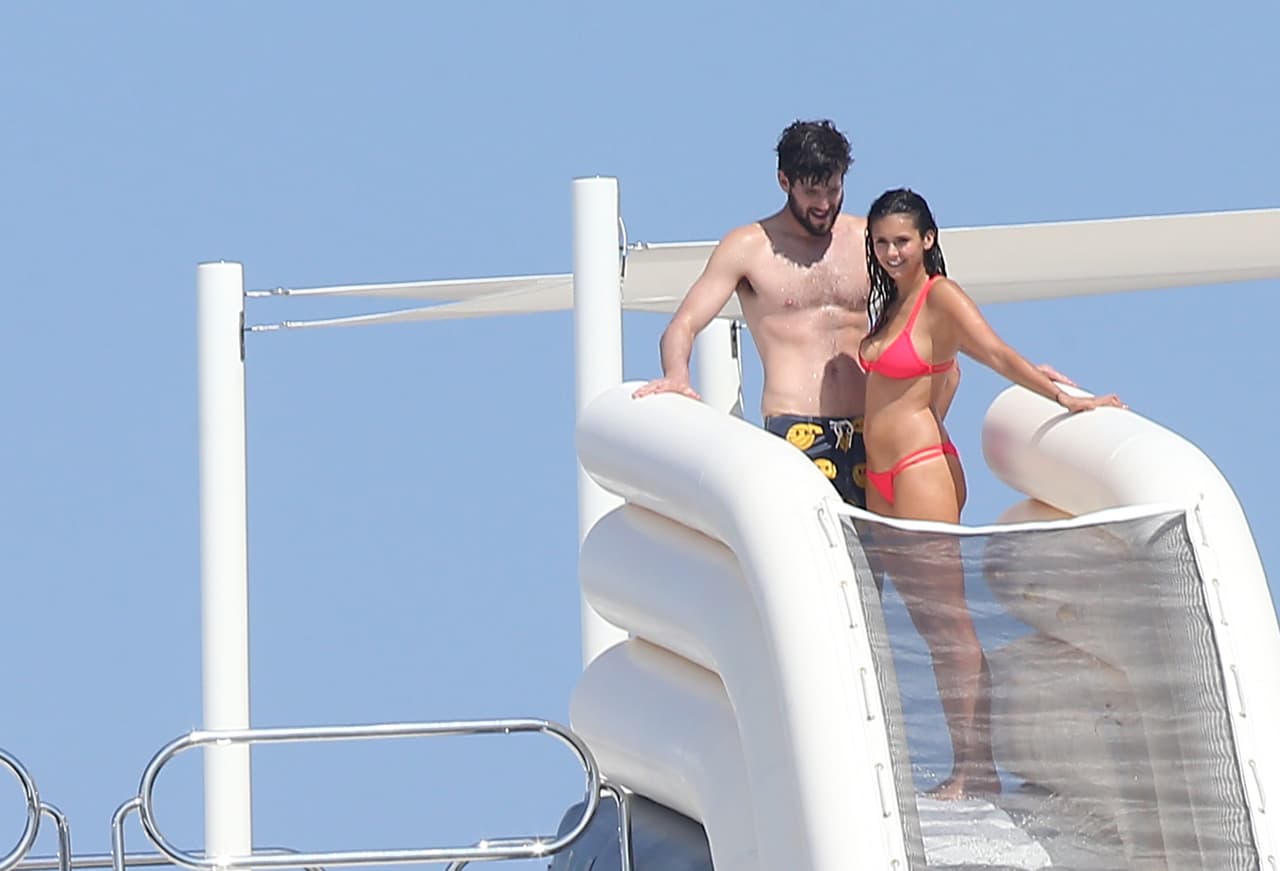 Una y otra vez, este par estaba realmente disfrutando de esta actividad acuática.